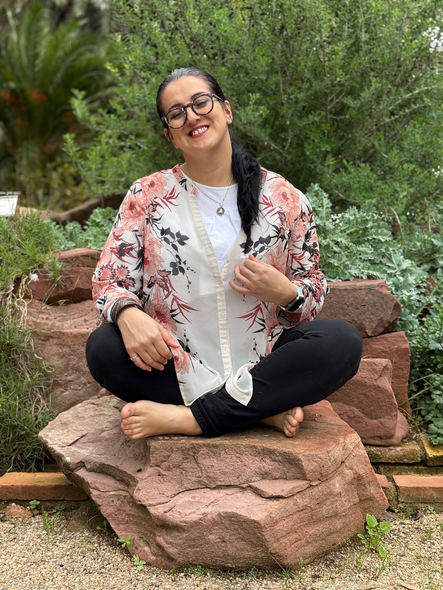 Cecilia mediante en un jardín botánico